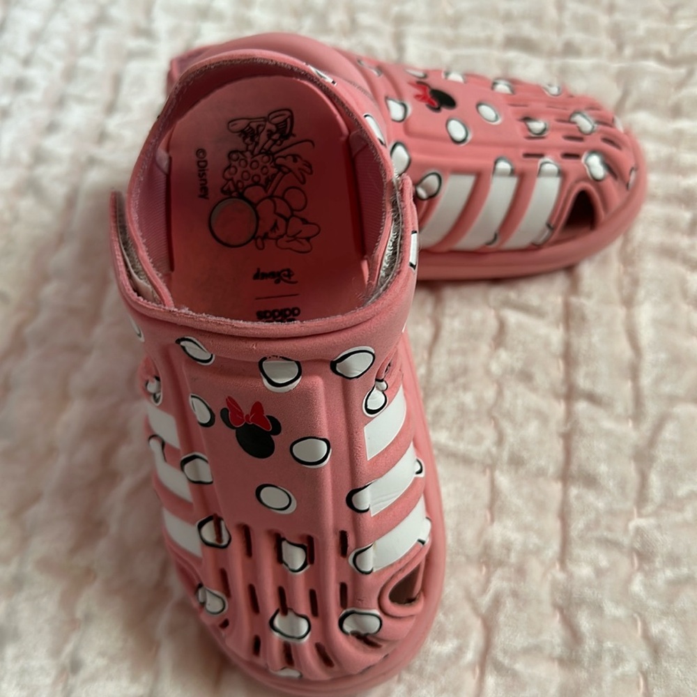 You little one will look adorable,in these super pink Minnie Mouse water sandals